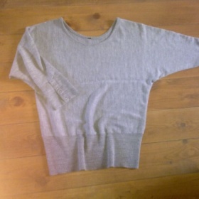 Šedý svetřík s netopýřími rukávy Takko