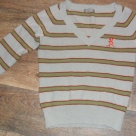 Šedý sveter so zelenými pruhy kenvelo