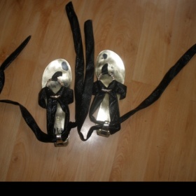 Černé lesklé žabky na zavazování kolem nohy