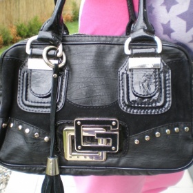 Černá kabelka Guess s třásněmi - foto č. 1