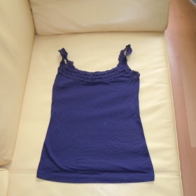 Fialkovo modré tílko z Manga