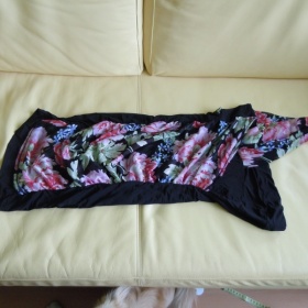 Černo květované mini šaty Mótivi - foto č. 1