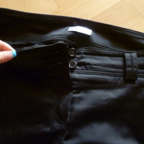 Černé kalhoty ze saténu zn. Orsay - foto č. 1