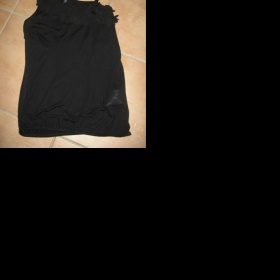 Černý top Amisu s květinovou aplikací