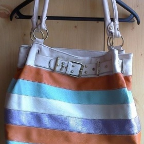 Kožená proužková barevná kabelka