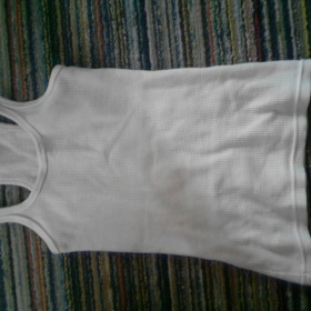 Bílé žebrované tílko