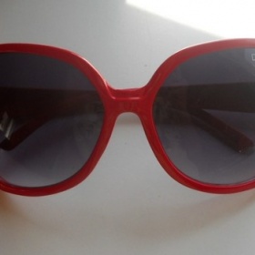 Červené sluneční brýle
