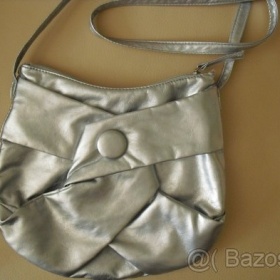 Kabelka crossbody stříbrné barvy