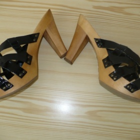 Dřeváčky na podpatku a platformě Baťa