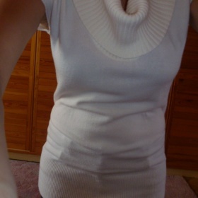 Bílý svetřík s velkým límcem a krátkým rukávem zn. Camaieu