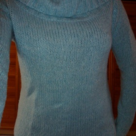 Bleděmodrý svetr s velkým límcem a dlouhým rukávem