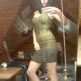 Středně dlouhé elastické zelené šaty