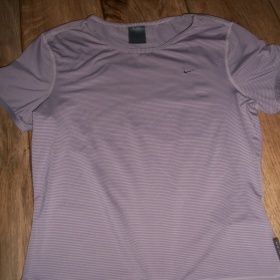 Fialové triko, Nike