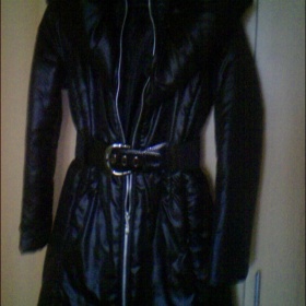 Černý lesklý kabátek