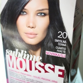 Černá barva na vlasy.