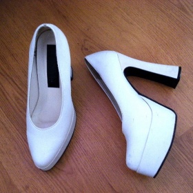 Bílé lodičky na platformě-37