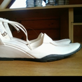 Bílé společenské boty