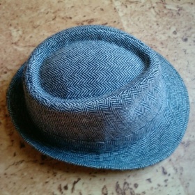 Šedo-bílý klobouk Clockhouse