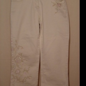 Krémové dámské ¾ kalhoty s výšivkami