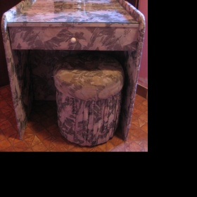 Lila kosmetický stolek se zrcadlem se vzory květin