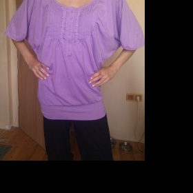 Starorůžové triko, netopýří styl a řasením na prsou