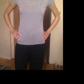 Šedé triko s nařasenými rukávy a roláčkem