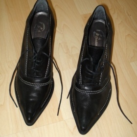 "Oxfordky" na podpatku z černé kůže, bíle prošívané zn. Baťa