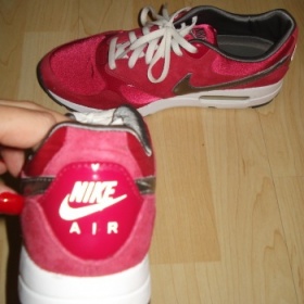 Červené sportovní boty zn. Nike Air Max 1