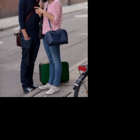 Modrá kožená kabelka s popruhem