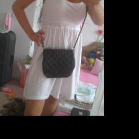 Černá prošívaná crossbody s řetízkovým uchem, dvě kapsy uvnitř, velmi hezká