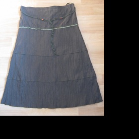 Zelená mačkaná sukně