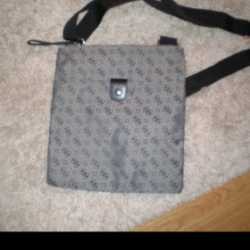 Šedá taška přes rameno