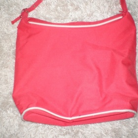 Červená sportovní taška přes rameno