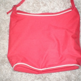 Červená sportovní taška přes rameno