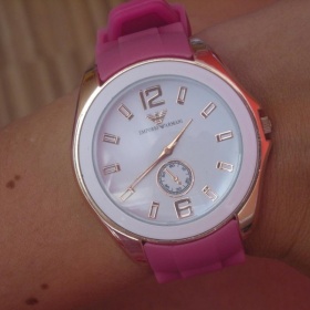 Růžovo bílé hodinky se zlatými doplňky