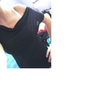 Černé tričko Amisu se spadlym límcem