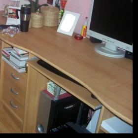 Prostorný psací stůl,dekor BUK, 147cm dlouhý.Kika