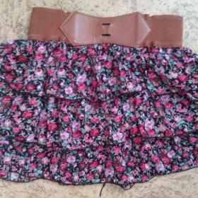 Červeně kytičkovaná sukně Best emilie s volánky