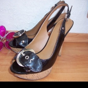 Černé lodičky guess se stříbrnou sponou