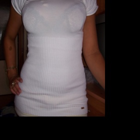 Bílý pulover guess se zlatým plíškem