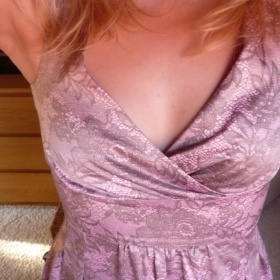Růžové šaty Orsay