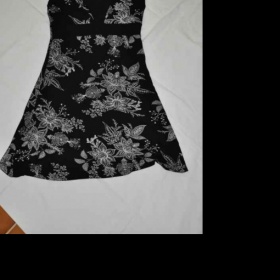 Černo-bílé květované šaty Sisters Point - foto č. 1