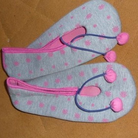 Šedé bačkory - baleríny s růžovými květy a bambulkami