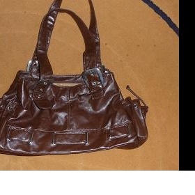 Hnědá kabelka přes rameno