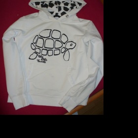 Bílá mikina s želvou