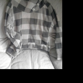 Šedá kostkovaná mikina s vysokým límcem