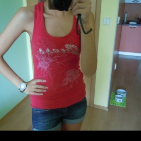 Červené bavlněné tílko s nápisem Guess