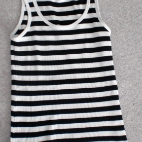 Černobílé pruhované tílko Takko