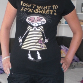 Černé tričko se zlatou aplikací New Yorker