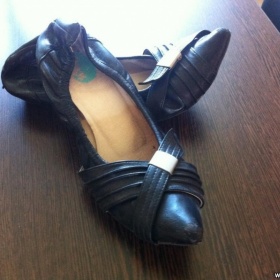 Černé balerínky se špičkou značky Baťa